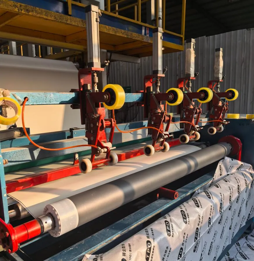 غشاء العزل المائي من كلوريد الفينيل (PVC).